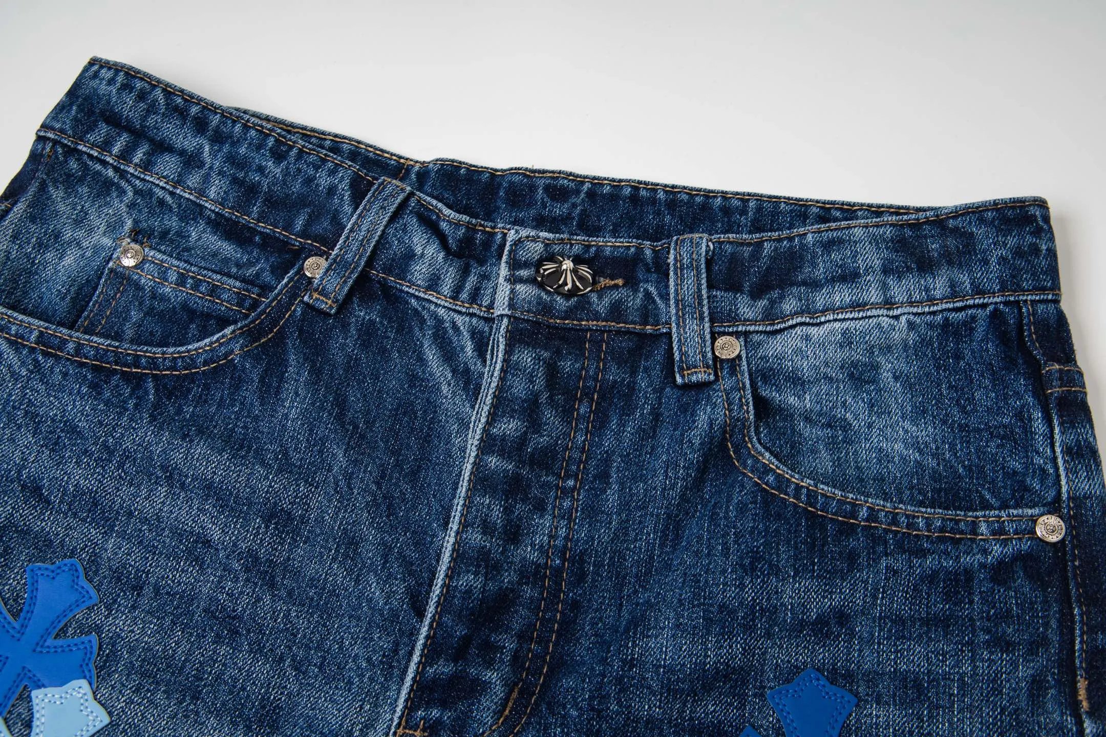 P260 Chrome Hearts Miami Limited Pants Blue Leather Cross Couple Jeans are a hot trend this season and are sought after by countless celebrities and fashionistas. The neat details of the cutting process add color to the playful fashion! The neat and meticulous design, and the well-fitting structure is unique. The upper body not only has outstanding recognition, but also looks younger and younger. A style with the ultimate wearing meaning and performance, gorgeous color matching, and the craftsmanship of this style is also extremely extraordinary. After the finished product is washed, it is disassembled and hand-made with sheepskin cross leather and then spliced ​​together to complete. The whole piece has too many craftsmanship to describe. It is decorated with patchwork cross flowers and high-waisted washed jeans! ! Absolutely high-end luxury product, a god-level single product, a super popular product, made by top heavy industry, a magic weapon that cannot be missed to hit the streets. Style number: 1832 Size: 28 30 32 34 36 Color: blue